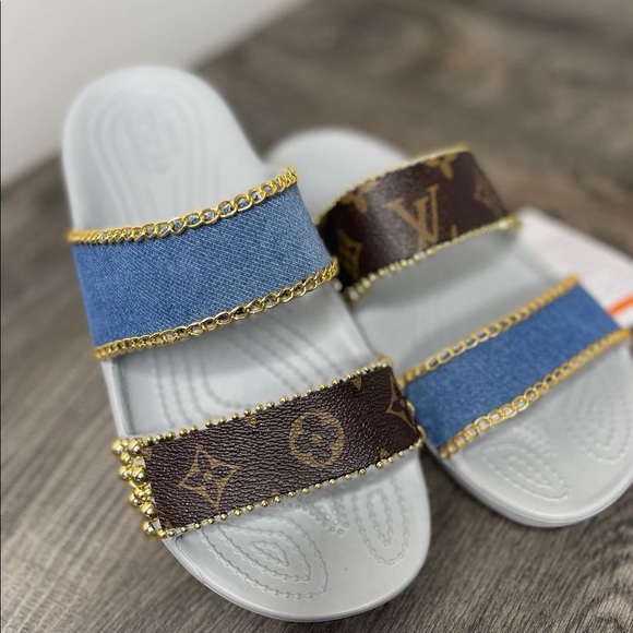 Bling Crocs in 60 seconds 🤩💕✨ ••• All items are  Custom crocs in gray color with luxury patches and gold rhinestone and chains.